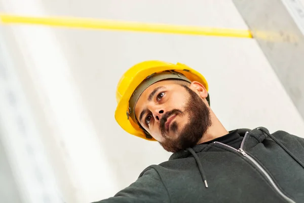 Trabajador construye una pared de cartón yeso . — Foto de Stock