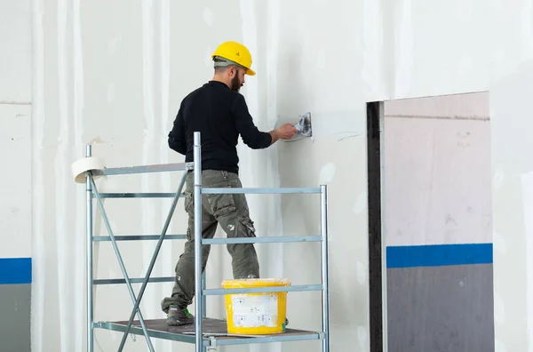 Lavoratore cartongesso muro di cartongesso . — Foto Stock