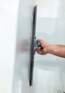 işçi sıva alçıpan duvar.