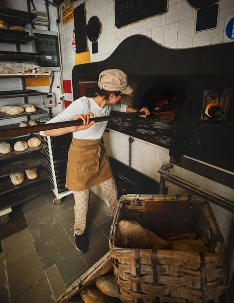 Production de pain cuit au four à bois dans une boulangerie . — Photo