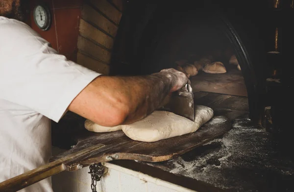 Production de pain cuit au four à bois dans une boulangerie . — Photo