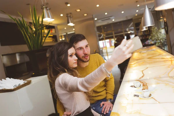 Jovem casal no bar tirando uma selfie . — Fotografia de Stock