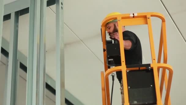 Arbeiter Bei Der Arbeit Beim Bau Einer Gipskartonwand — Stockvideo