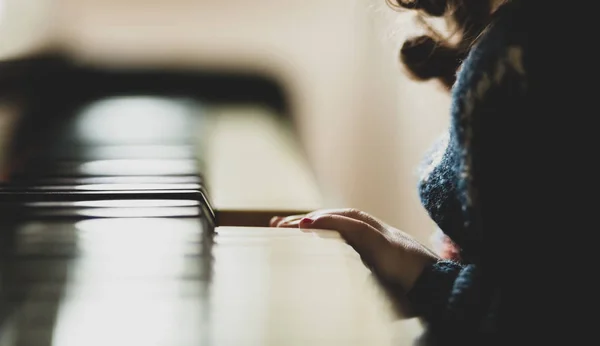 Hand flicka småbarn spela piano. — Stockfoto