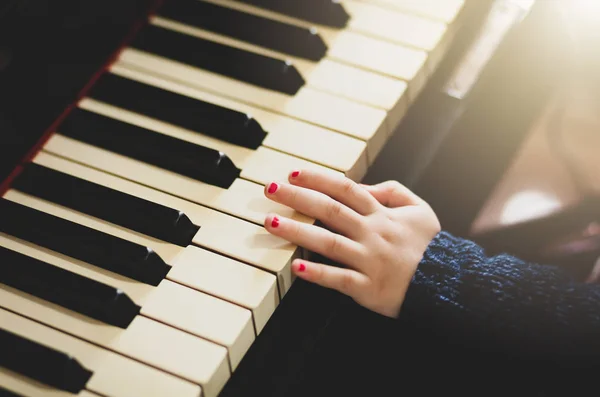 Hand flicka småbarn spela piano. — Stockfoto