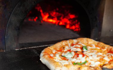 Bir odun fırınında Pizza margherita.