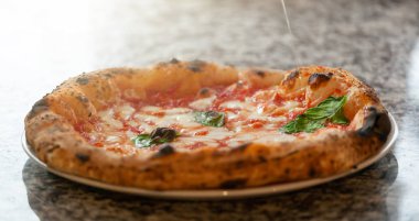 Margherita pizza üzerinde zeytinyağı tel