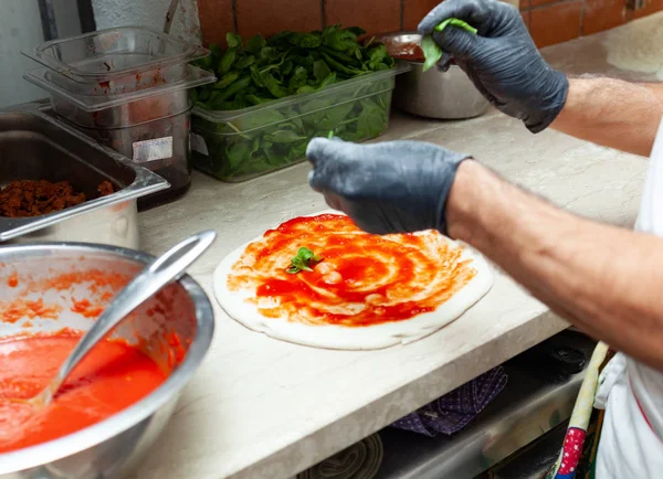 Preparación de pizza tradicional napolitana . —  Fotos de Stock