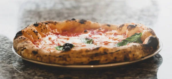 Close-up van Margherita pizza. — Stockfoto