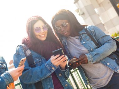 Bir bahar gününde mutlu çok ırklı arkadaşlar.