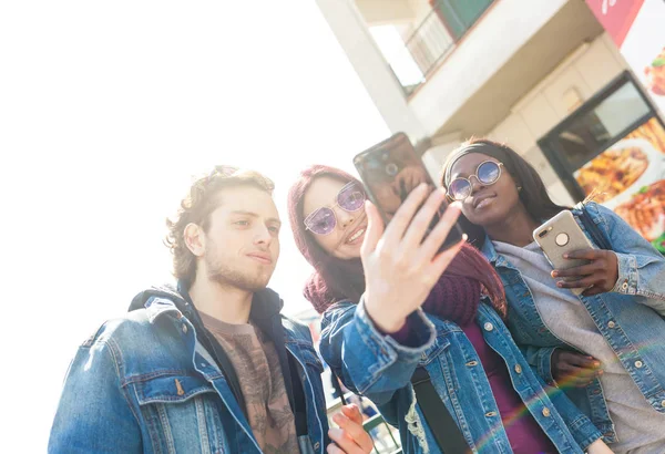 Multirasistiska vänner tar Selfie utomhus. — Stockfoto