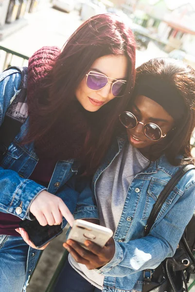 Bir bahar gününde mutlu çok ırklı arkadaşlar.