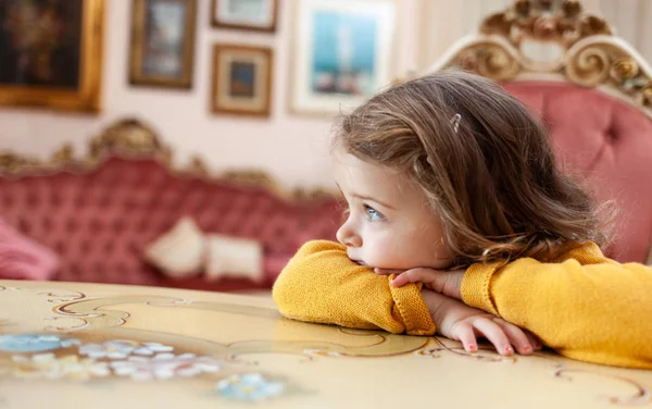 Barok dekorile bir oturma odasında kız bebek. — Stok fotoğraf