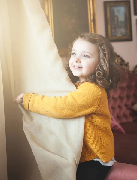 Menina criança em uma sala de estar com decoração barroca . — Fotografia de Stock