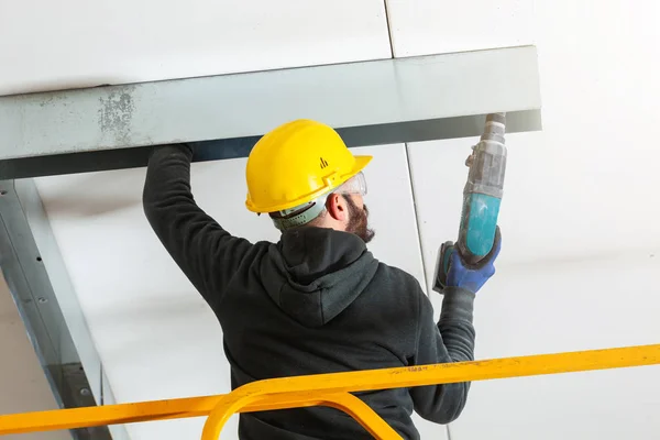 Pracownik buduje ścianę gipsowo-kartonowych. — Zdjęcie stockowe