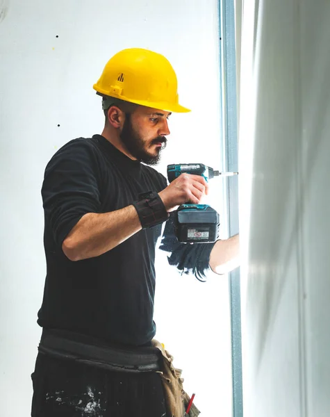 Trabajador construye una pared de cartón yeso . — Foto de Stock