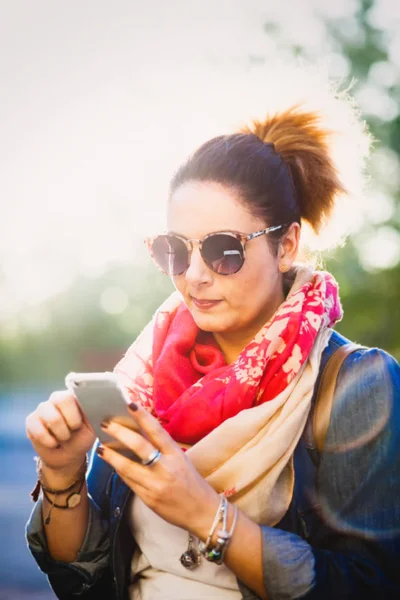 携帯電話を使う若い女性は. — ストック写真