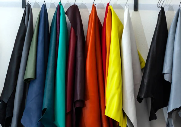 Olika typer och färger av läder. — Stockfoto