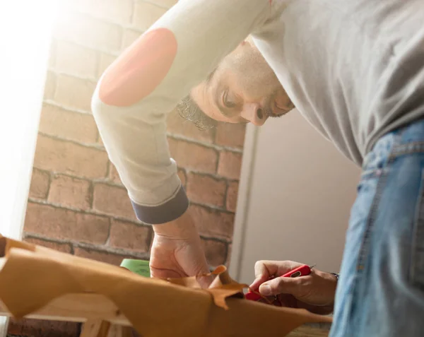 Skodesigner arbetar med läder. — Stockfoto