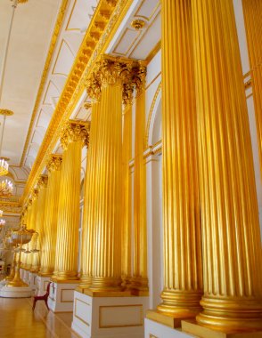 Kışlık Saray'daki altın sütunlar, St Petersburg.