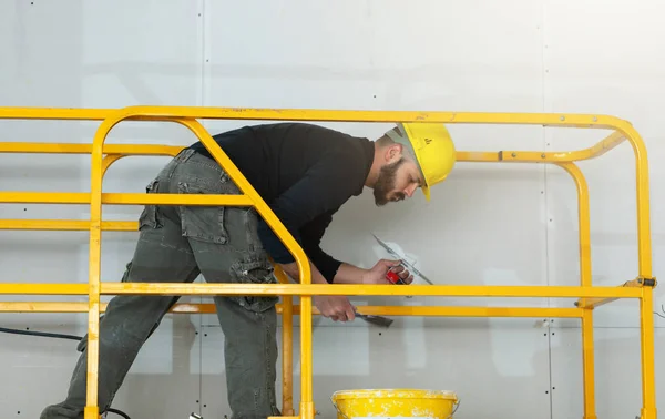 Lavoratore cartongesso muro di cartongesso . — Foto Stock