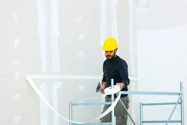 Worker plastering gypsum board wall. — Stock Photo, Image