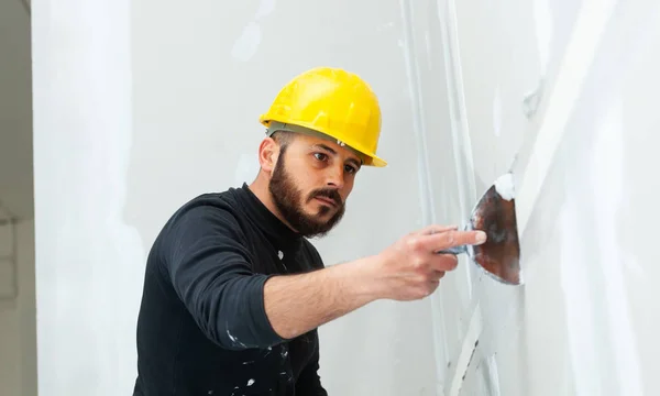 Lavoratore cartongesso muro di cartongesso . — Foto Stock