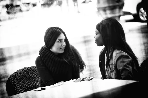 Dois amigos conversando e usando o telefone celular . — Fotografia de Stock