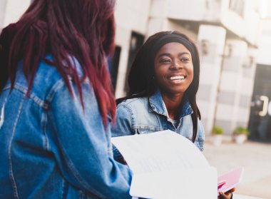 Genç bir Afrikalı öğrencinin gülümseyen portre.