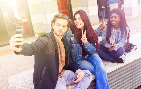 Tre vänner tar en selfie. — Stockfoto
