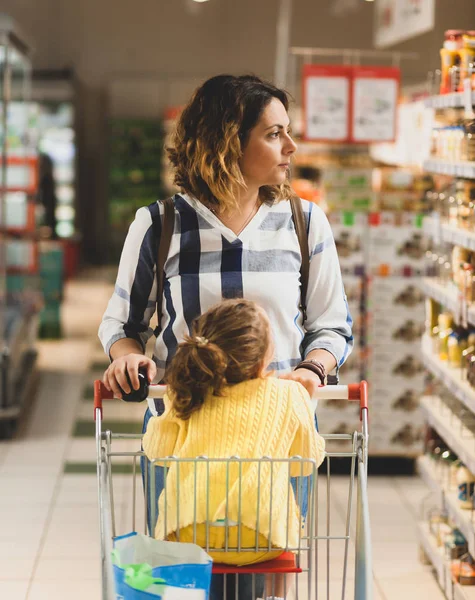 Madre e hija comprando alimentos en el supermercado . — Foto de Stock