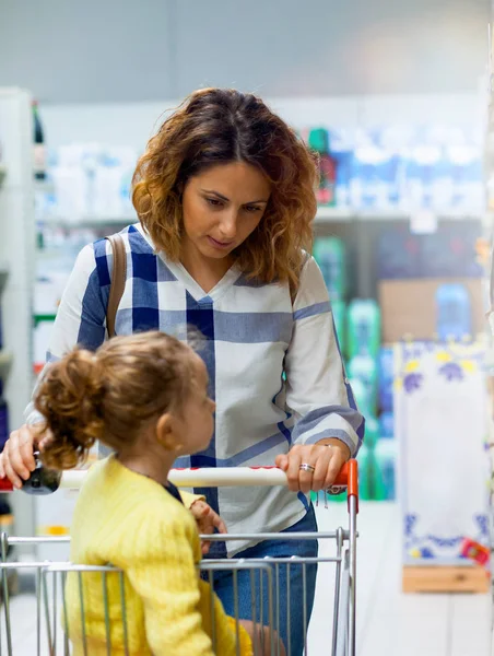 Madre e hija comprando alimentos en el supermercado . — Foto de Stock