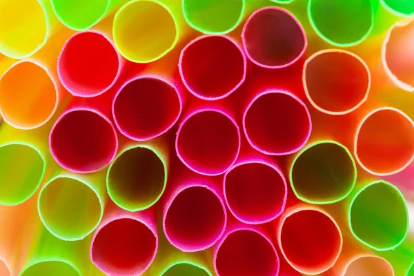 Close-up shot van gekleurde rietjes. — Stockfoto