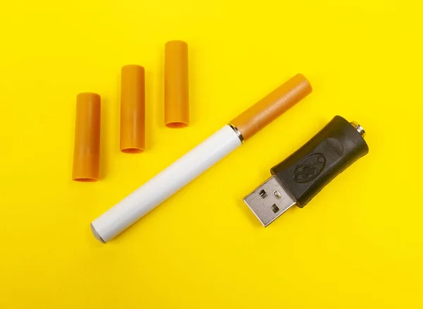 黄色の背景に電子タバコ. — ストック写真