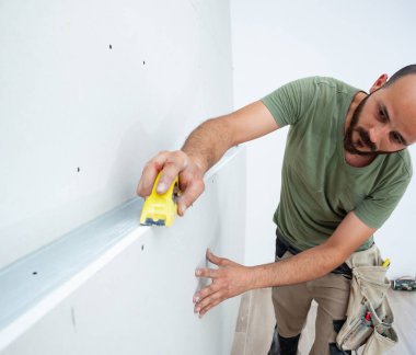 İşçi bina alçıpan duvar.