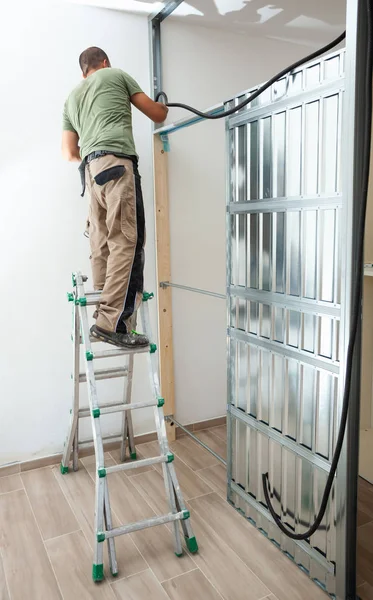 Lavoratore costruzione muro in cartongesso . — Foto Stock