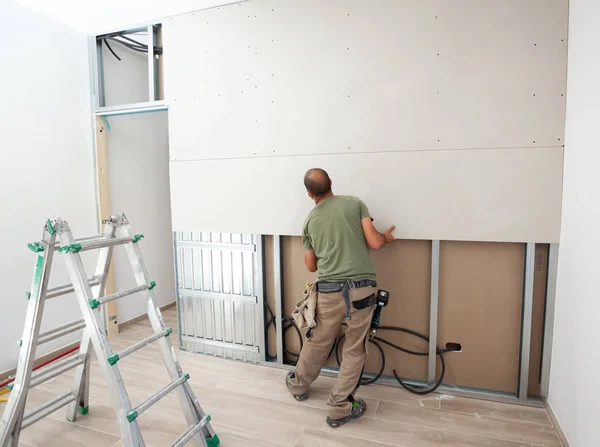 Lavoratore costruzione muro in cartongesso . — Foto Stock