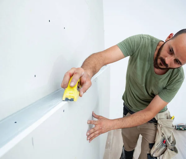 Worker building plasterboard wall. — Stock Photo, Image