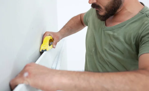 Worker building plasterboard wall. — Stock Photo, Image