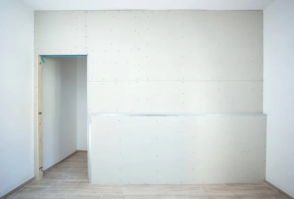 Ściana wykonana z płyt gipsowo-kartonowych na szafę w domu. — Zdjęcie stockowe