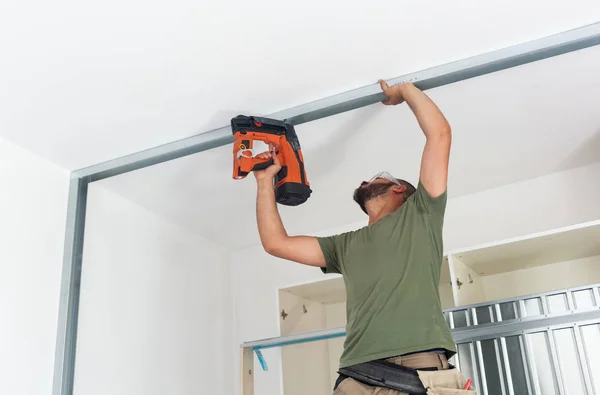 Worker building plasterboard wall. — Stock Photo, Image