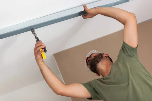 Worker building plasterboard wall. — Stock Photo, Image