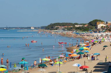 Follonica, İtalya'da plaj manzarası.