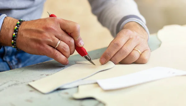 Schuhdesigner arbeitet mit Leder. — Stockfoto