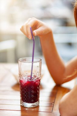 Kızılcık suyu içmek.