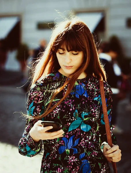 Portret og jonge vrouw met behulp van mobiele telefoon — Stockfoto