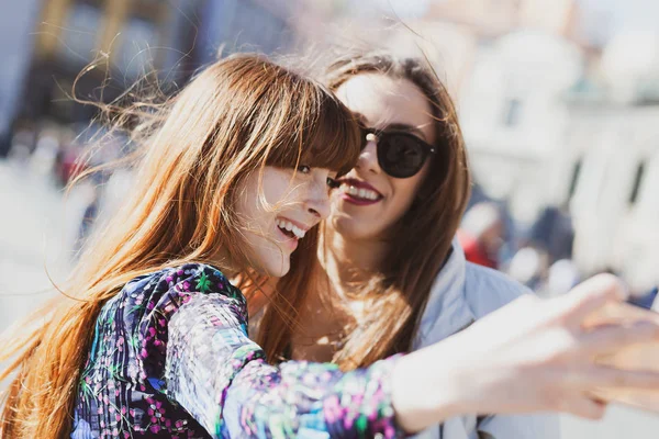 Två unga vuxna tar en selfie. — Stockfoto
