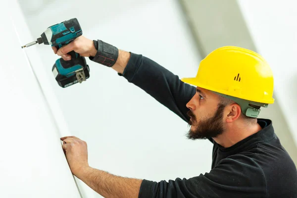 Lavoratore costruisce un muro di cartongesso . — Foto Stock