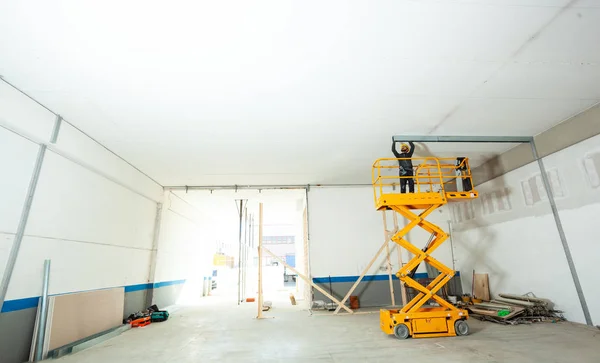 Lavoratore costruisce un muro di cartongesso . — Foto Stock