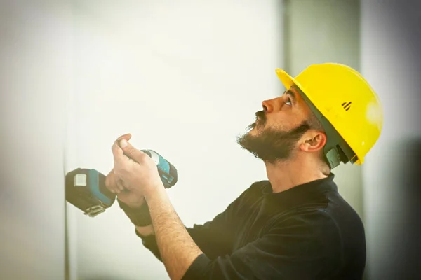 Worker builds a plasterboard wall. — Stock Photo, Image